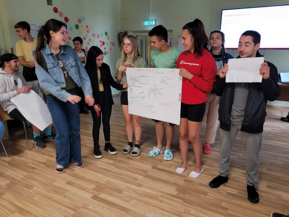 ШОСТИЙ ДЕНЬ .