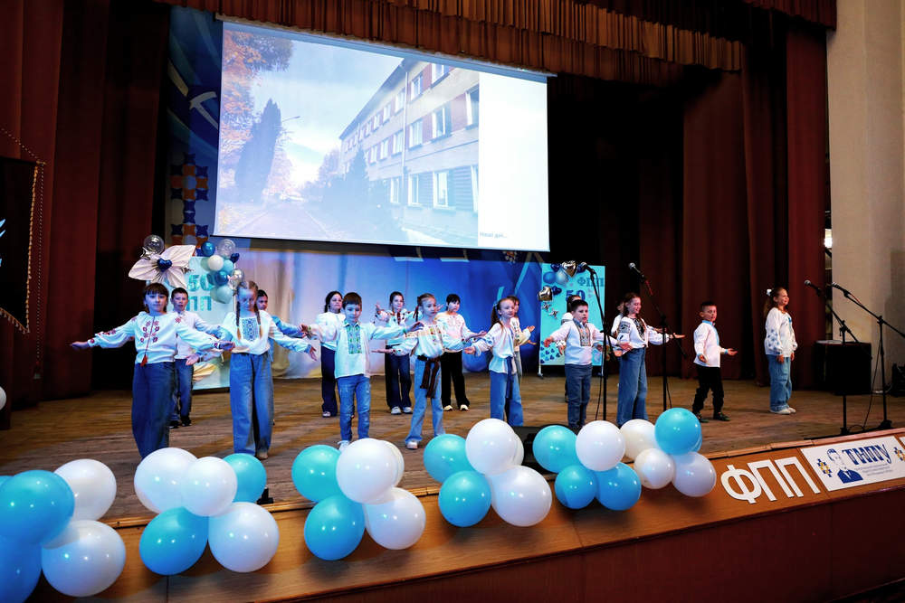 Третьокласники затанцювали на сцені ТНПУ до 50-річчя факультету педагогіки та психології